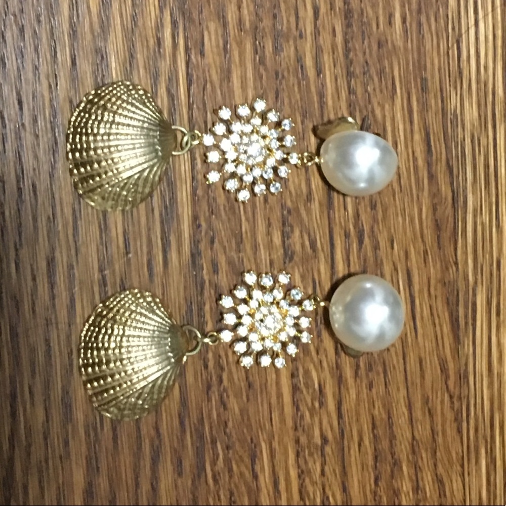 Beautifully made seashell diamond pearl earrings